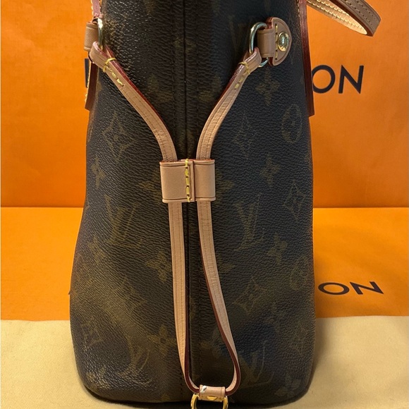 Louis Vuitton Monogram Neverfull PM - Picture 4 of 13